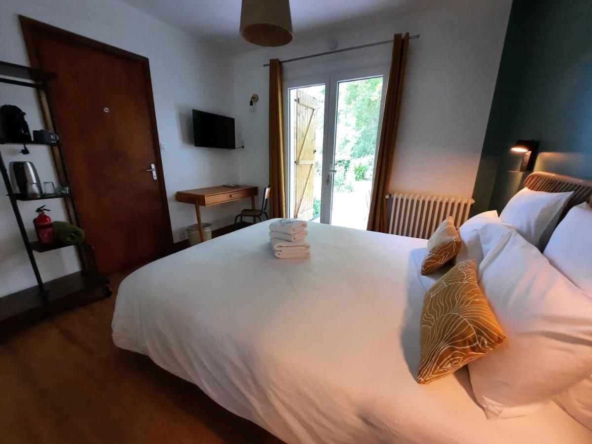 Habitación con cama grande y vistas al jardín