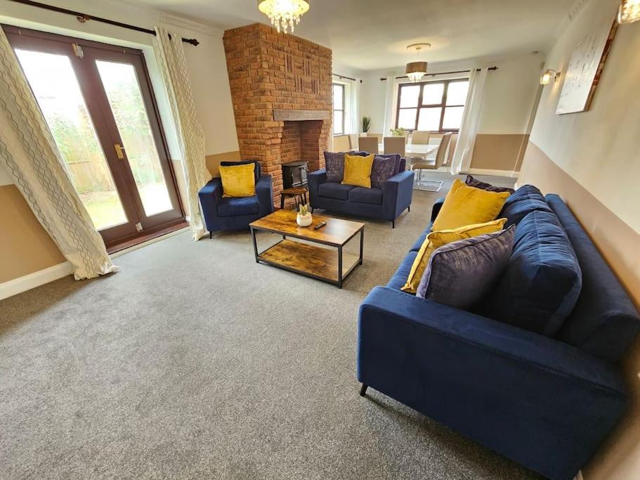 Amazing 6BR, Sleeps 10, Large Garden, Free Parking - Ferienwohnung