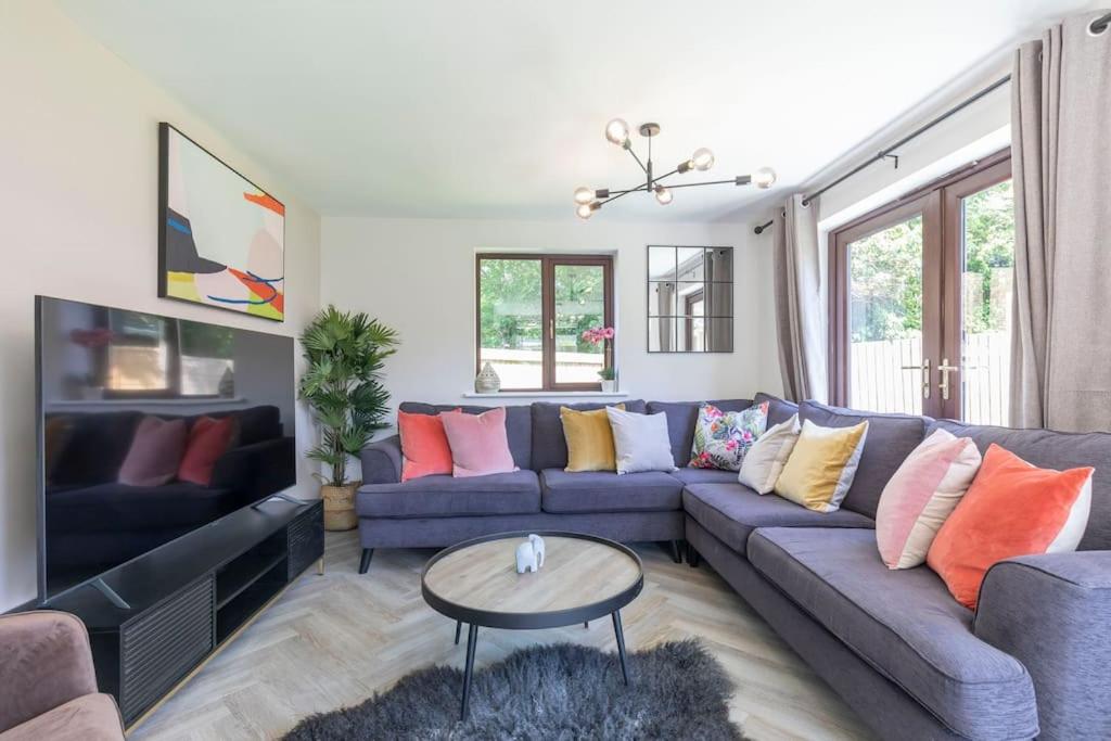 Stunning 6 Bed 3 Bath Detached Home in Cheltenham - Chambres d’hôtes