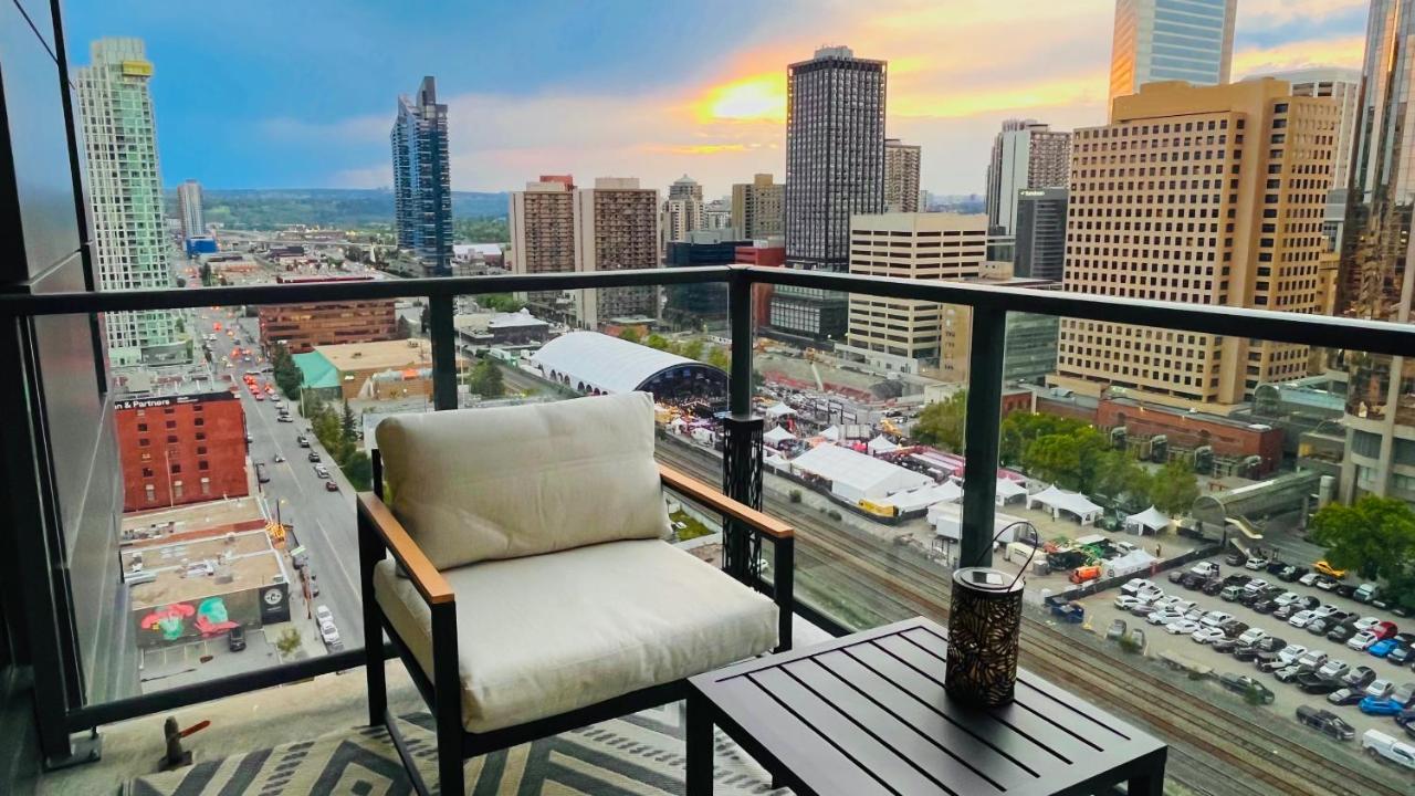 LUXURY Downtown Sunset Getaway - Your Home Away From Home - Fully Stocked Kitchen, Gym, Balcony, FREE PARKING - B&B Calgary