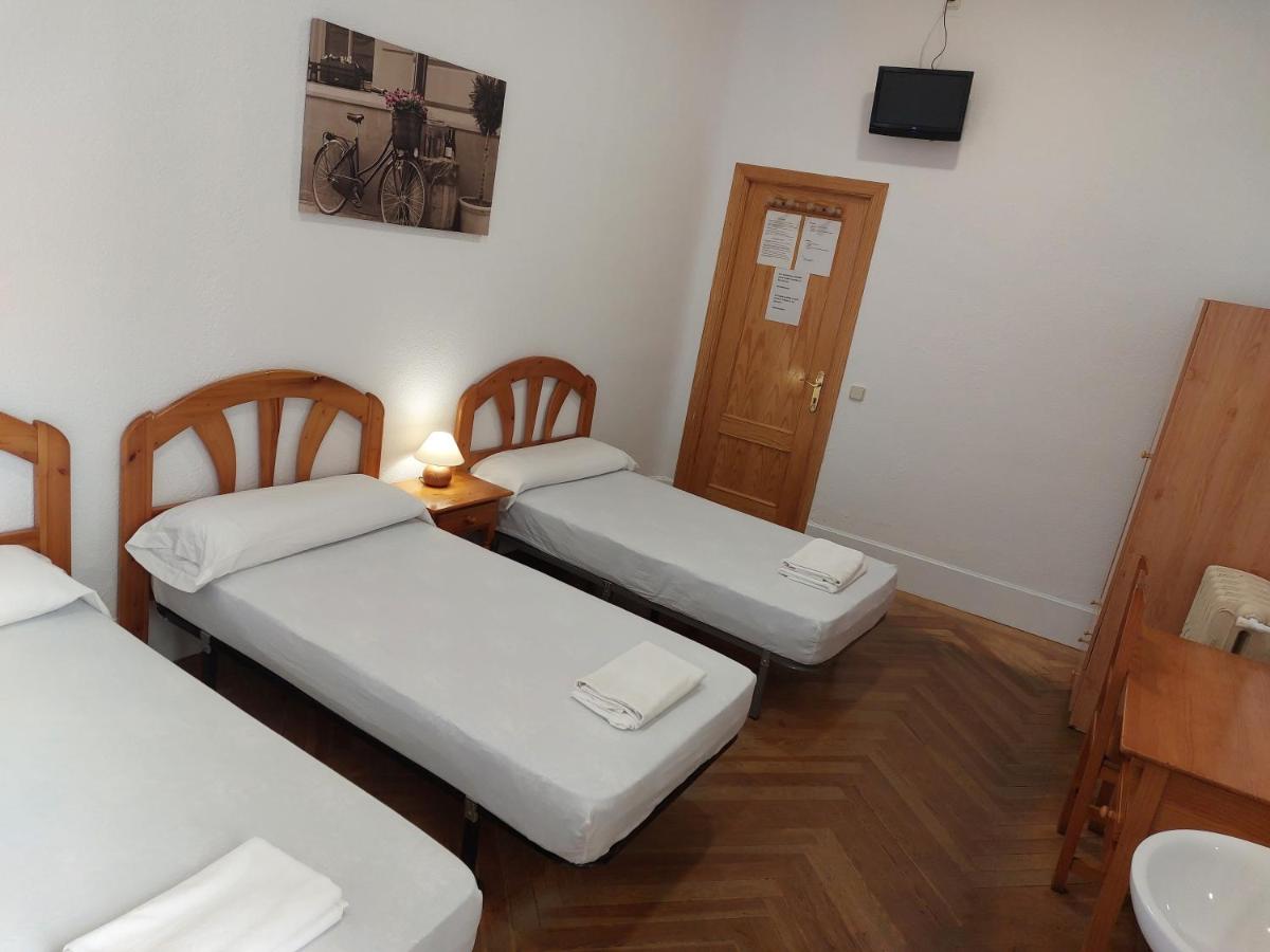Basic Triple Room with Shared Bathroom