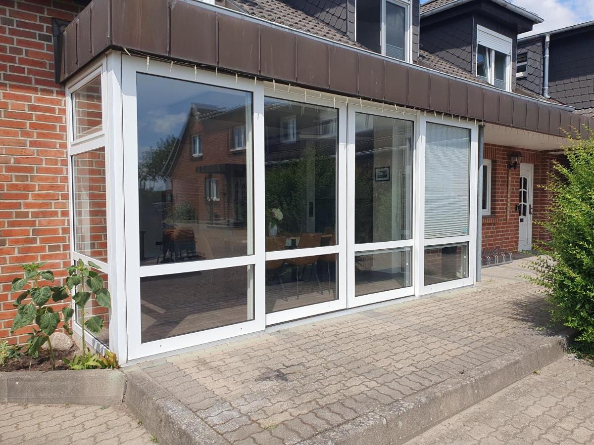 Neumühler Hof Ferienwohnung "Stefan" bietet 4 Schlafzimmer und 4 Bäder , eine Große Badewanne und großer Terrasse zum Garten, kostenfreie Parkmöglichkeiten - B&B