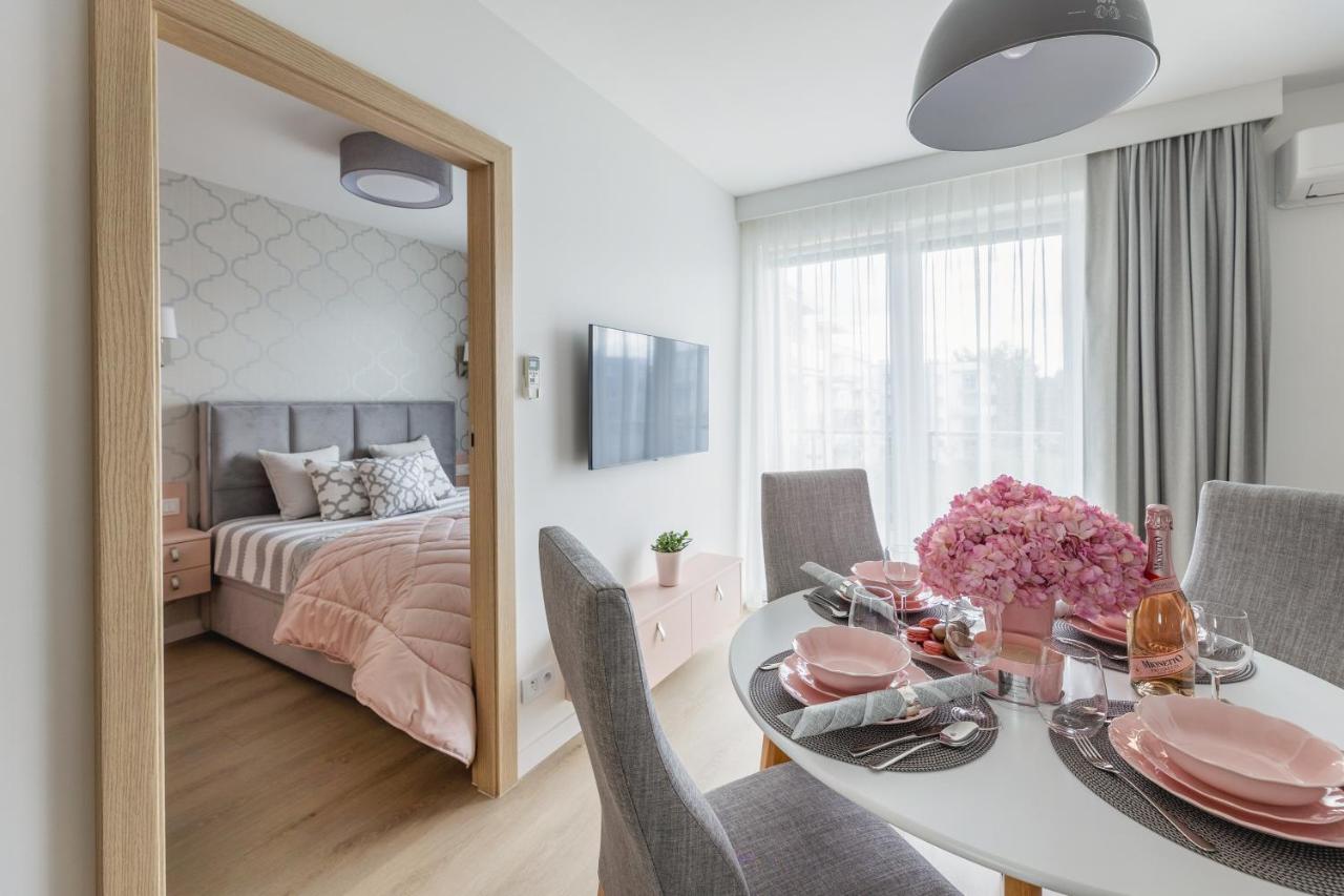 Suite con cama grande y balcón