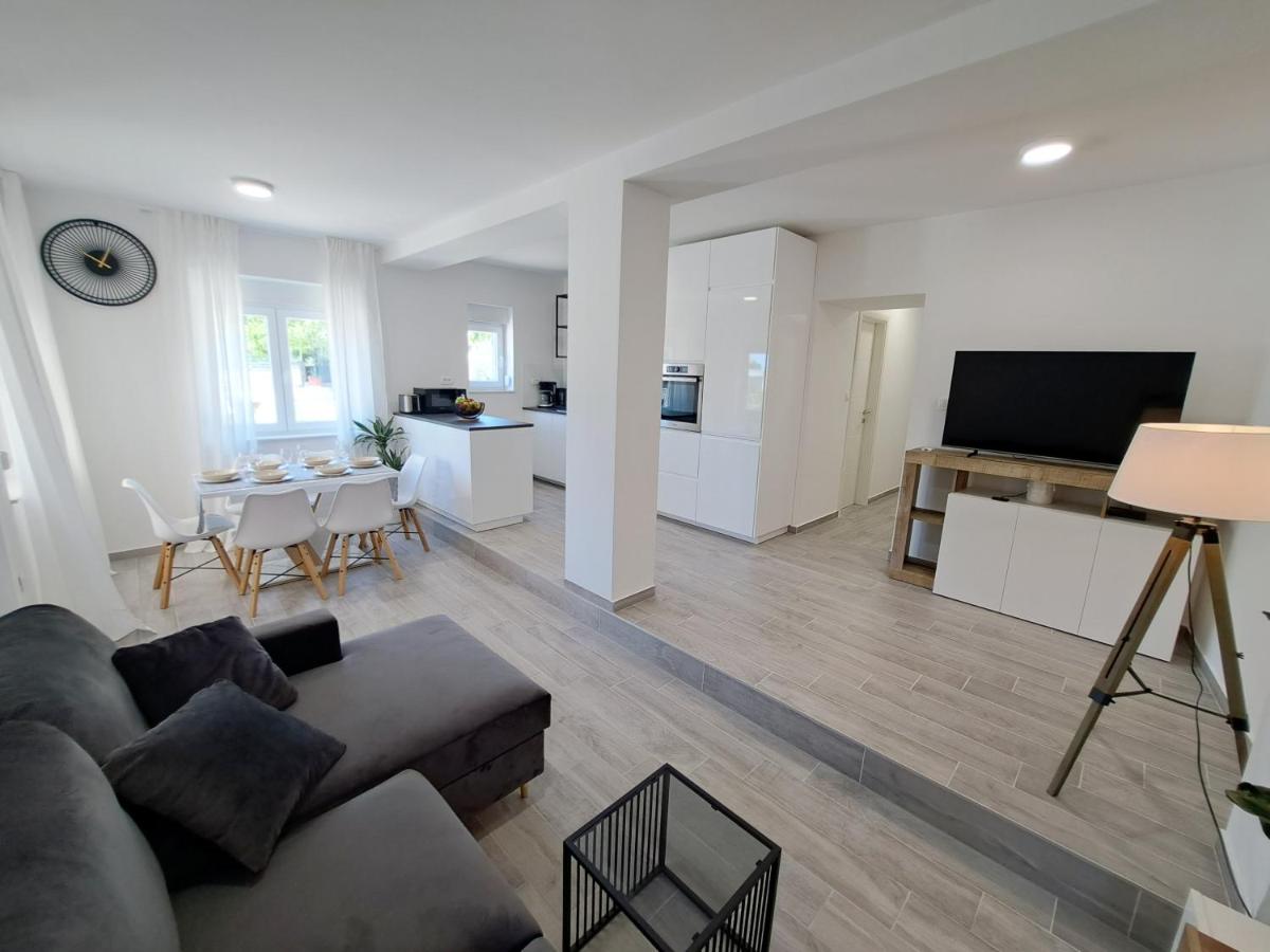 Holiday house SeaDream - 50 meters from the sea - B&B Brodarica