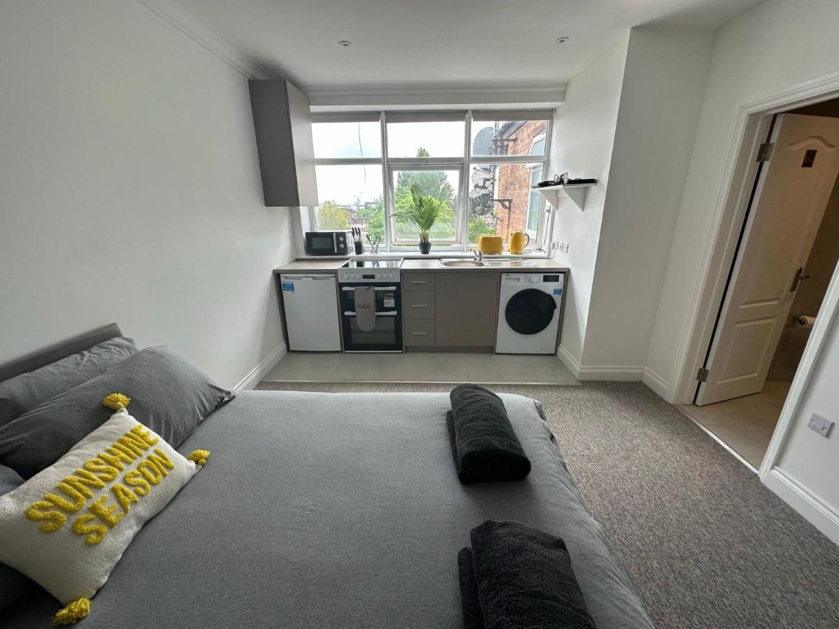 B&B Hendon - Sunny Modern, 1 Bed Flat, 15 Mins Away From Central London - Bed and Breakfast Hendon