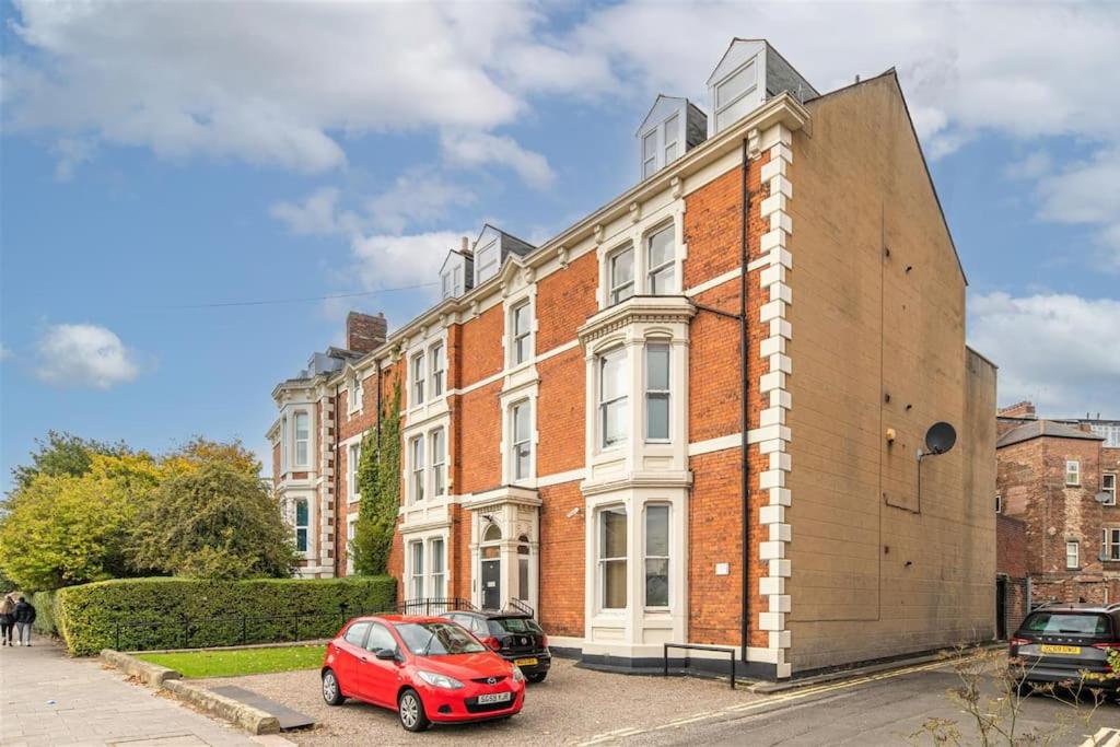 Modern Stylish Jesmond Apartment with parking. - B&B