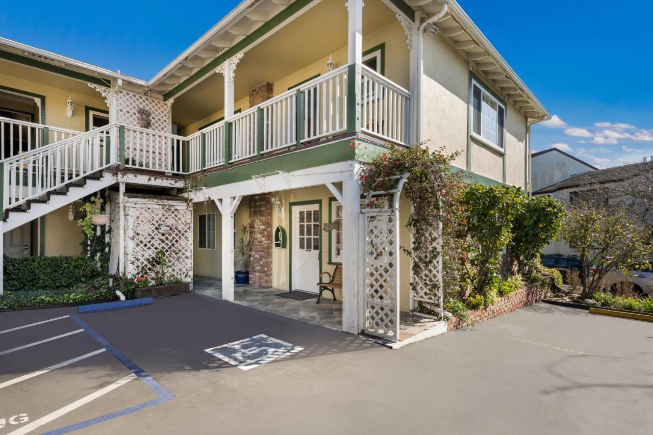 Carmel Inn & Suites - B&B