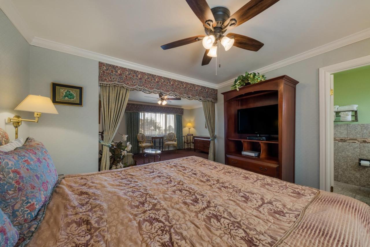 King Suite with Couch
