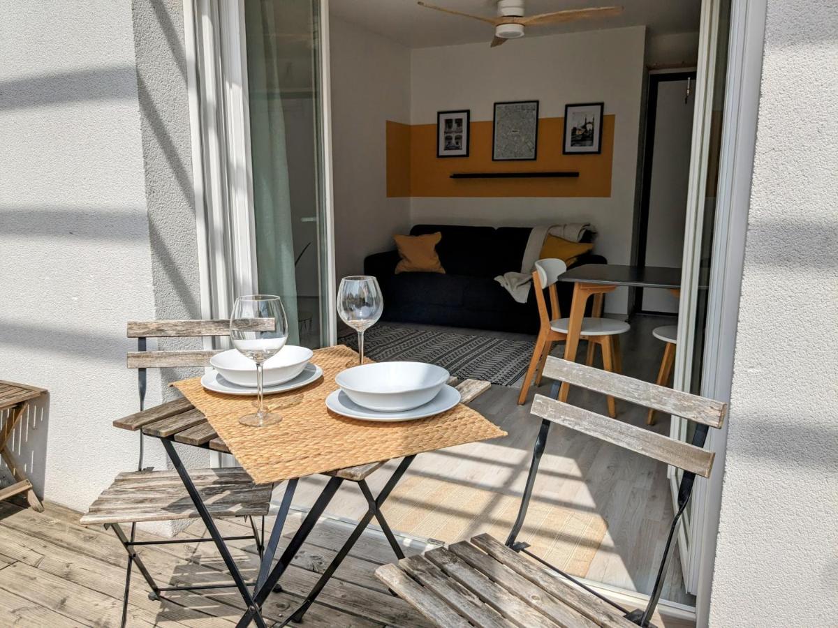 La Terrasse du tramway, Parking, 30min de Paris - B&B