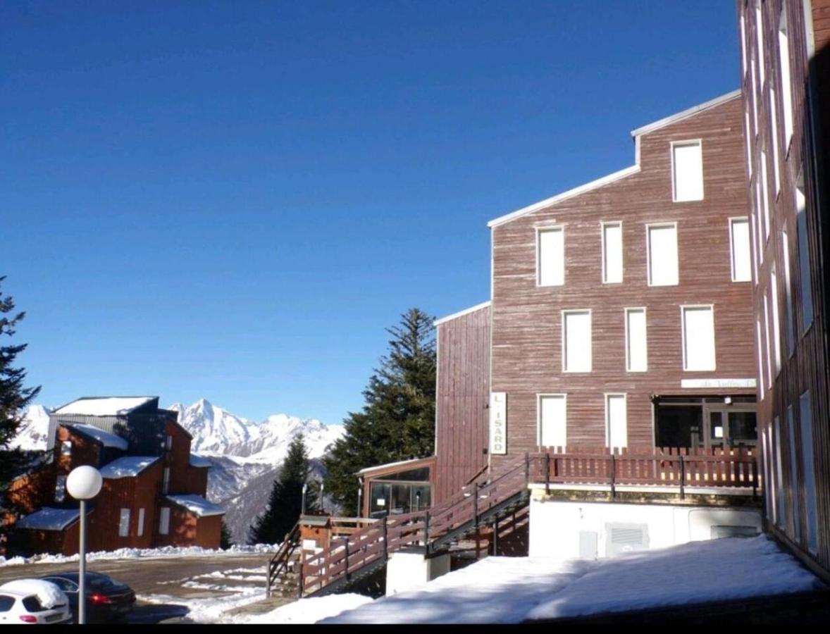 Estudio con vistas a las montañas