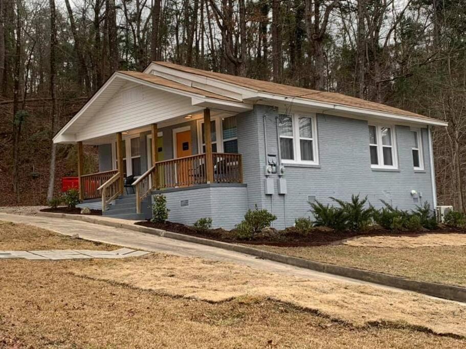 Spring Bungalow - A cozy getaway in downtown Hot Springs! - B&B