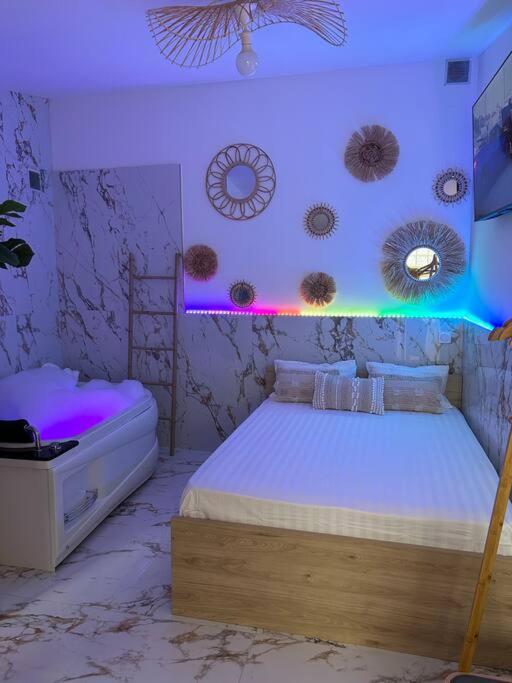 B&B Perpignan - La whiteroom Magnifique suite avec jacuzzi - Bed and Breakfast Perpignan