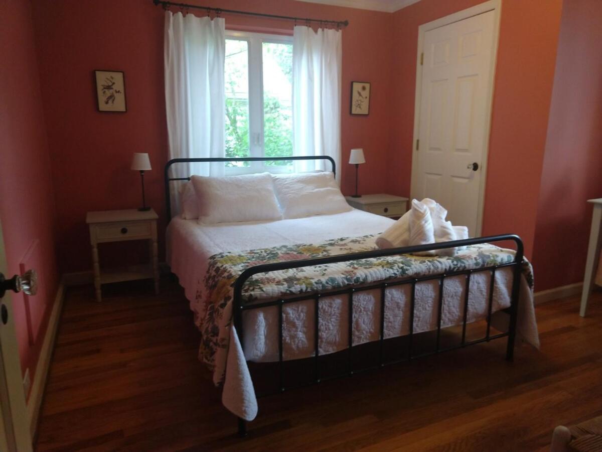 B&B Durham - Azalea Cottage- 2 Bdrm Dwtwn Durham - Bed and Breakfast Durham