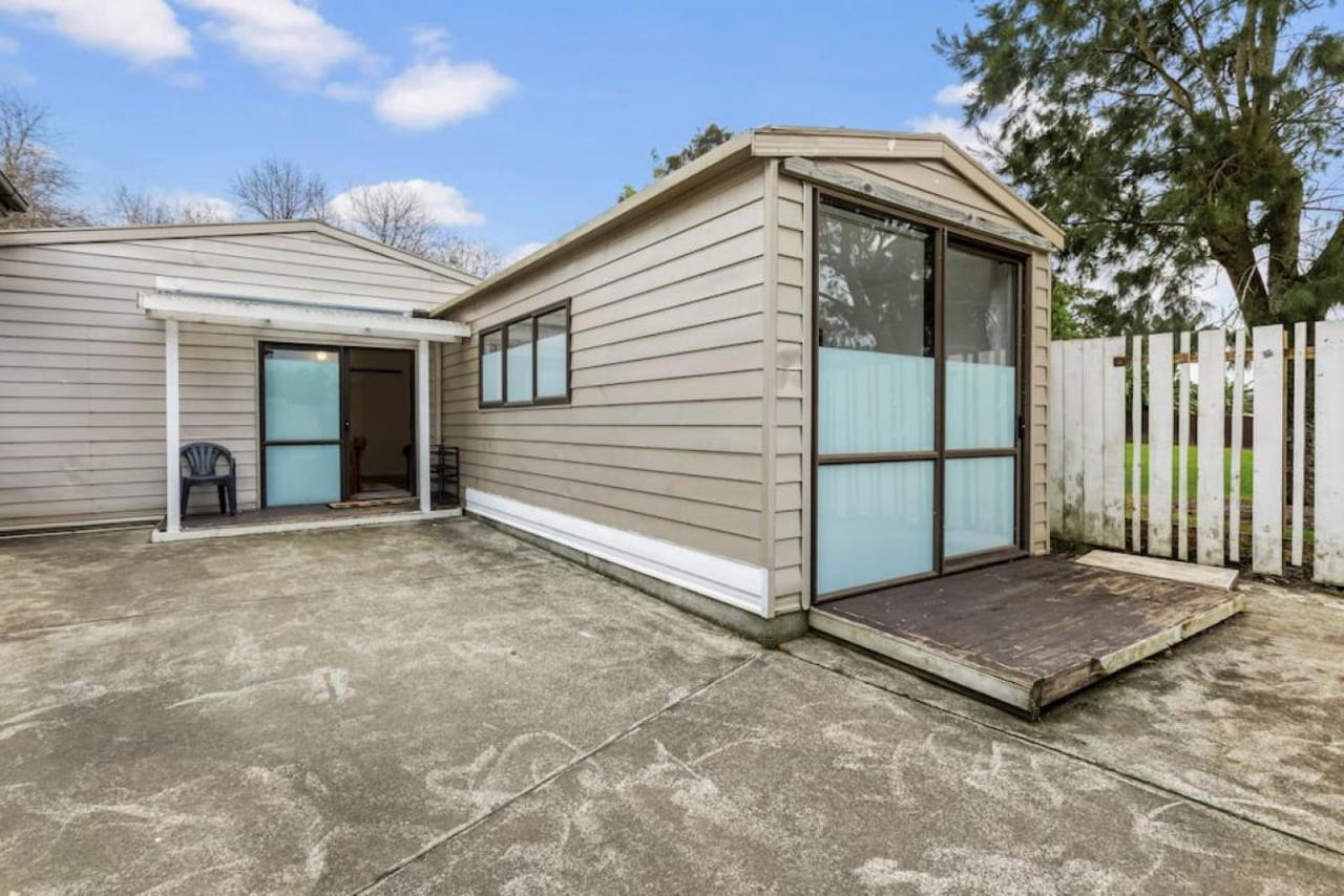 Fusion Modern Escape with Parking and Patio - B&B
