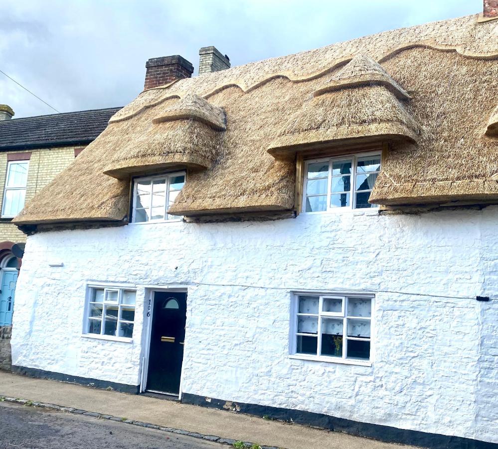 B&B Harrold - Two Bedroom Cosy Character Cottage Sleeps 4 - Bed and Breakfast Harrold