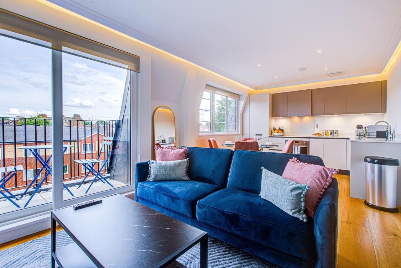 B&B London - Chic London Retreat with Balcony & Central Access - Bed and Breakfast London
