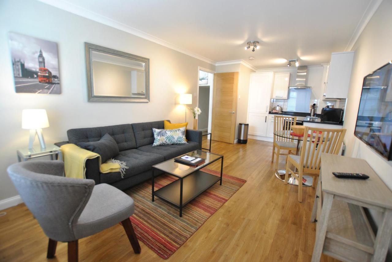 B&B Windsor - One Bedroom Central Windsor Flats with Parking - Bed and Breakfast Windsor