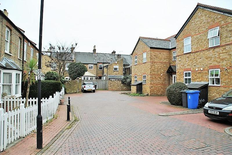 Garfield Place Cosy 2-Bedroom Cottage Central Windsor with Parking - B&B