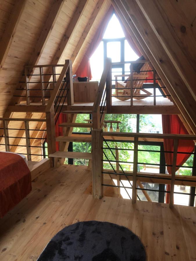 Zimmer mit Kingsize-Bett und Balkon