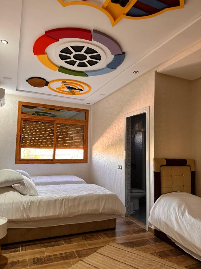 Dreibettzimmer mit Stadtblick