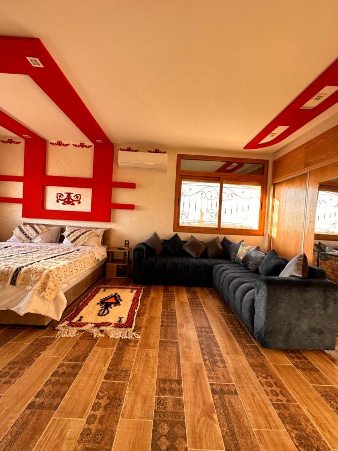 Zimmer mit Queensize-Bett und Poolblick