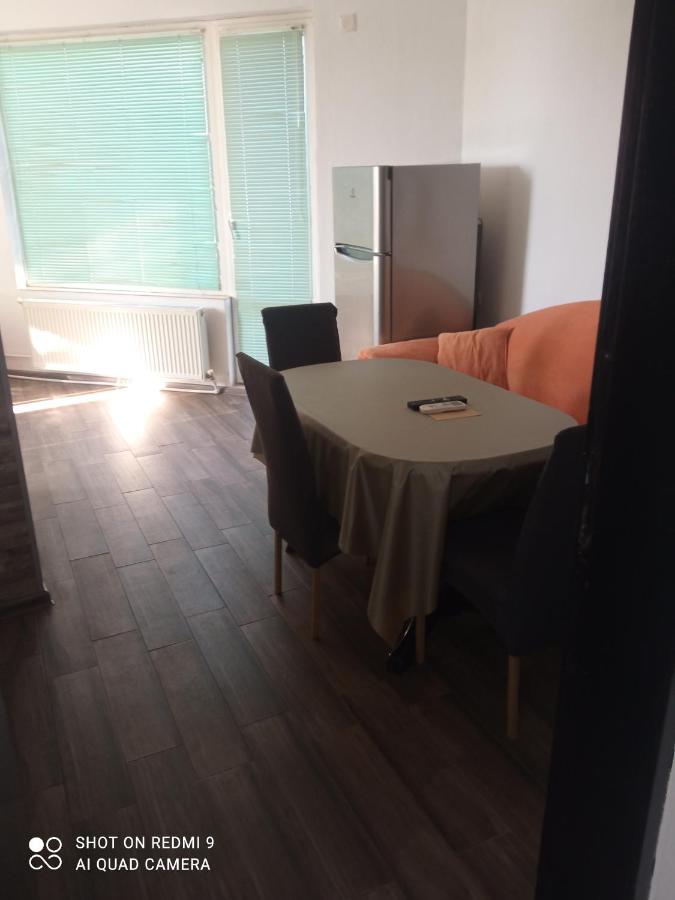 Studio mit Balkon und Meerblick.