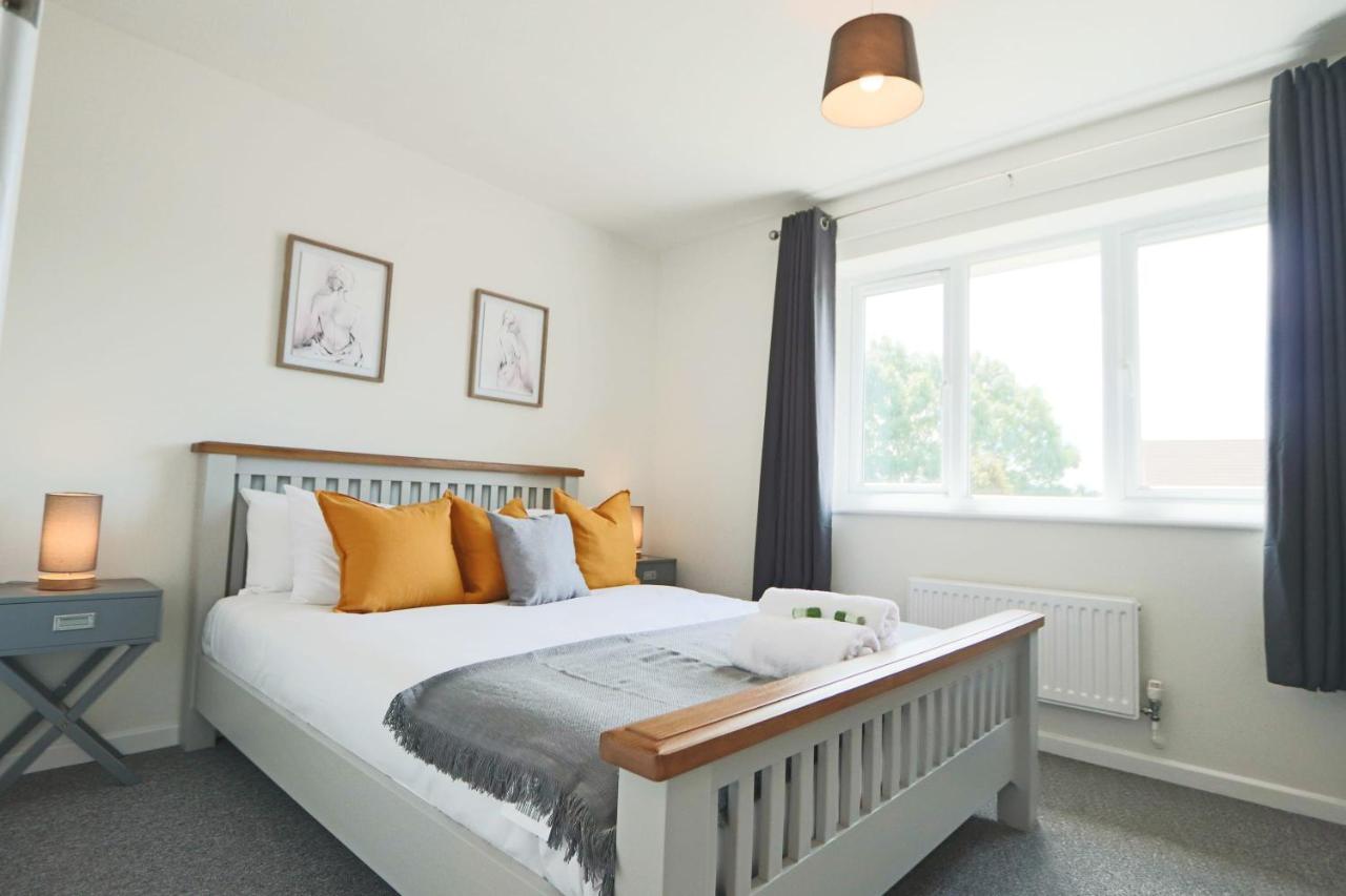 B&B Bristol - 2 Bedroom house in Bradley Stoke- Hopewell - Bed and Breakfast Bristol