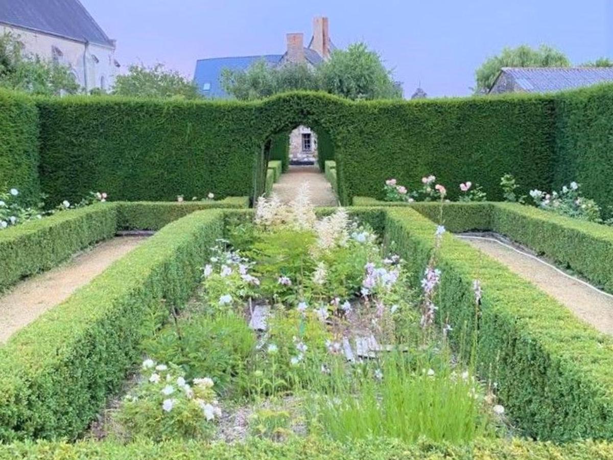 Évasion Romantique au Prieuré avec Jardin en Anjou, Petit-Déjeuner Inclus - FR-1-622-63 - Chambres d'hôtes Méa