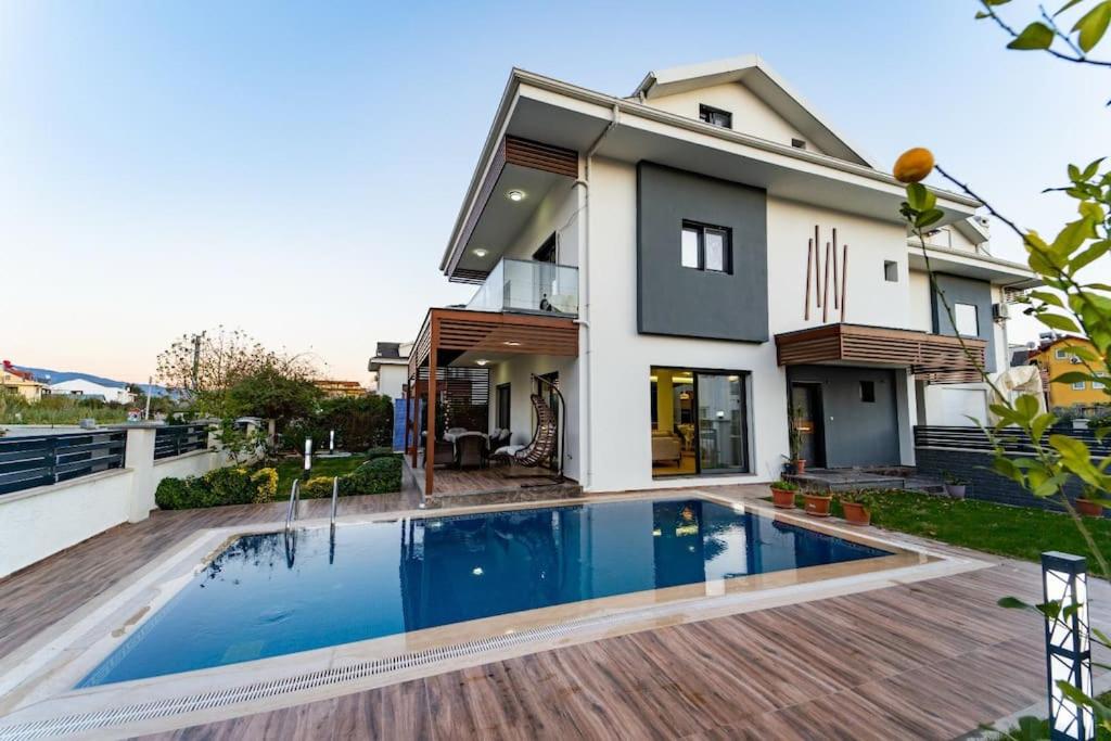 Merkezde Muhteşem Havuzlu Villa - B&B Fethiye