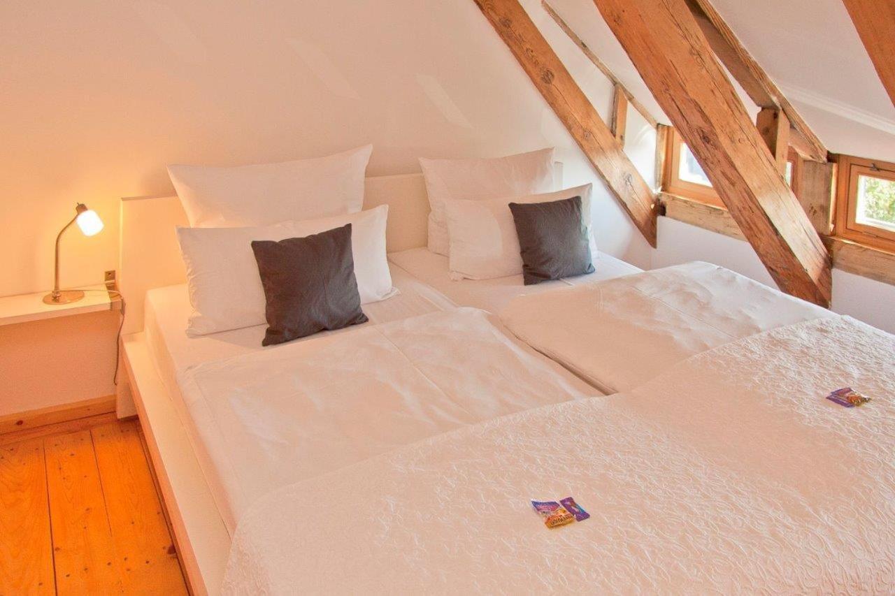 One-Bedroom Apartment with Bathtub
