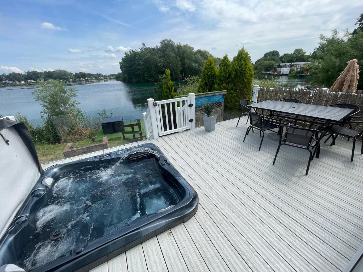 B&B Tattershall - Lakeside Retreat 1 with hot tub, private fishing peg situated at Tattershall Lakes Country Park - Bed and Breakfast Tattershall