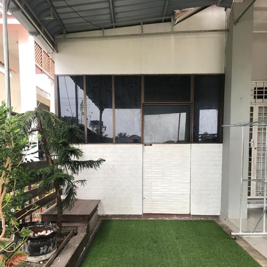 B&B Kuala Terengganu - SAHMURA ROOMSTAY 1 at GONG BADAK - Bed and Breakfast Kuala Terengganu