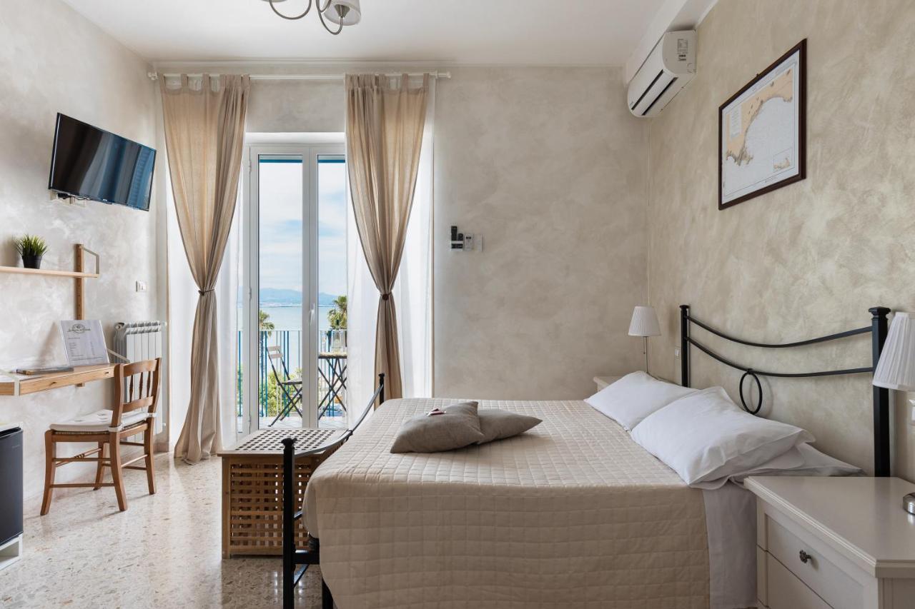 Double Room with Private Internal Bathroom with Balcony and Sea View