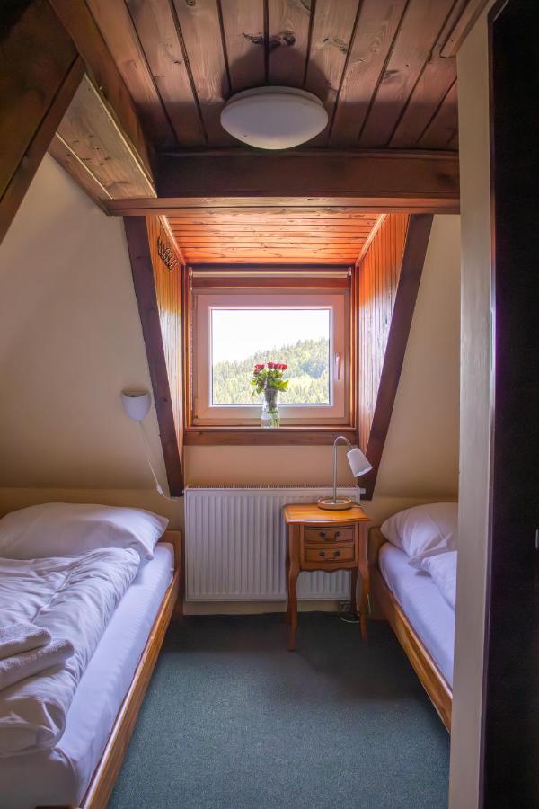Kleines Zweibettzimmer