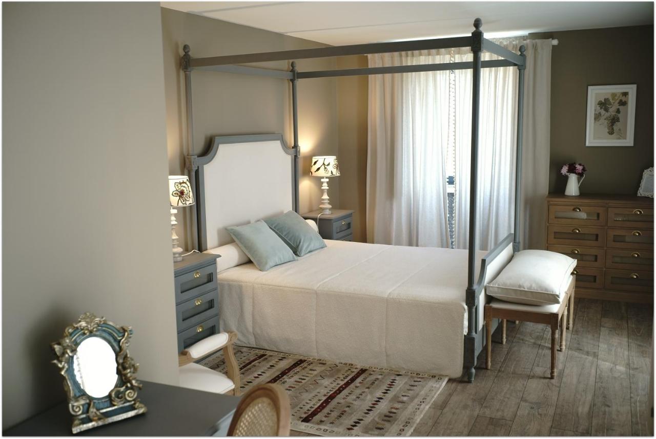 Habitación con cama grande y balcón