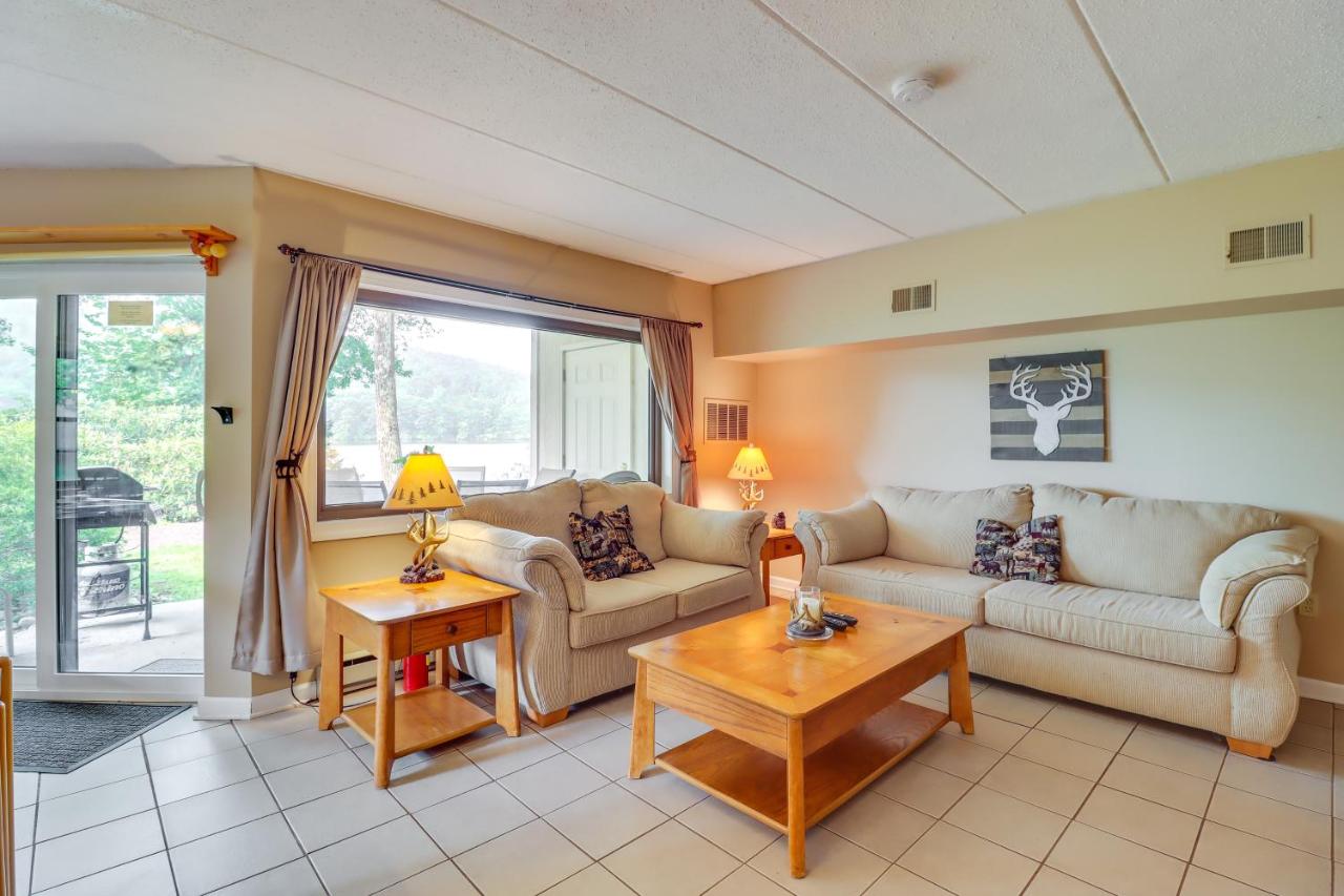 Steps to Shore Scenic Big Boulder Lake Condo! - Chambres d’hôtes