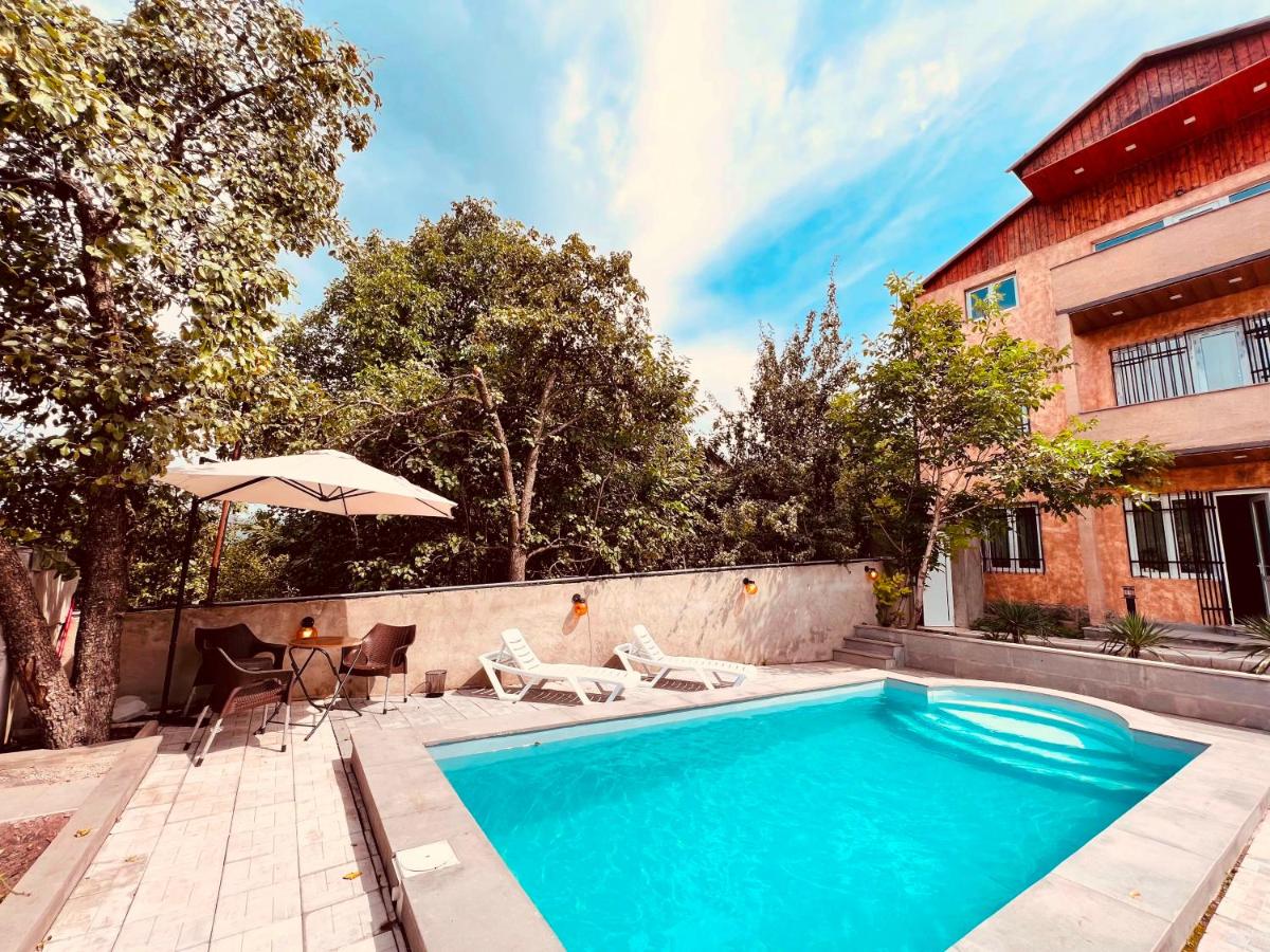 Awesome Large 3 Floor Villa Dilijan , 8 Bedrooms+4.5 Bathrooms+Swimming Pool, Nice Mountain View - B&B Dilijan