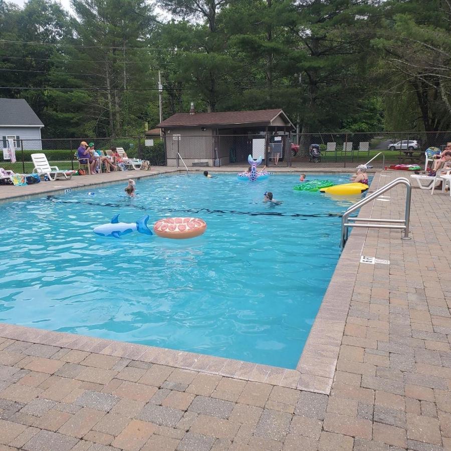 King Bed, Putt-Putt w/ Hot Tub, & Other Games - B&B