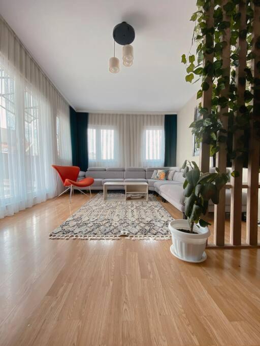 Siera's Penthouse - Ferienwohnung Pristina