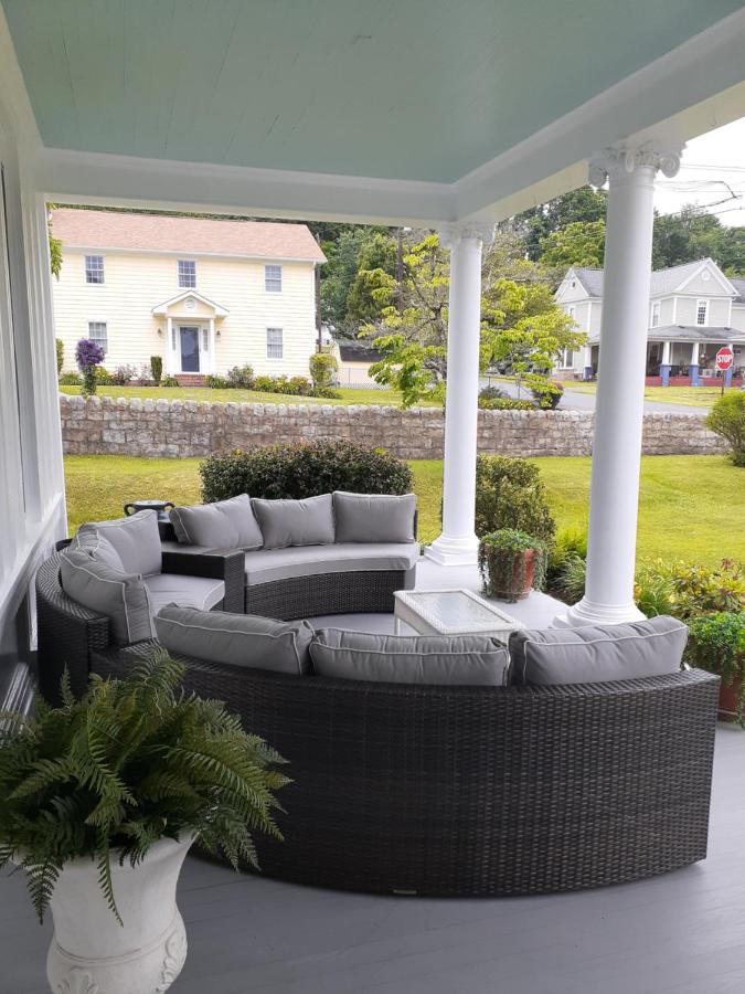 Queens Chamber w King Heavenly Bed at Nottingham Place in Wise - B&B