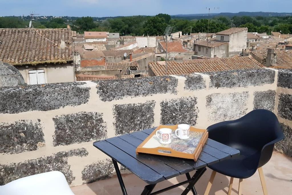 Gite de la tour, au premier étage, proche Nîmes ,Avignon, Arles - Chambres d'hôtes Montfrin