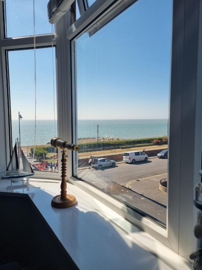 B&B Felixstowe - 2 Bedroom Seafront Apartment - Bed and Breakfast Felixstowe