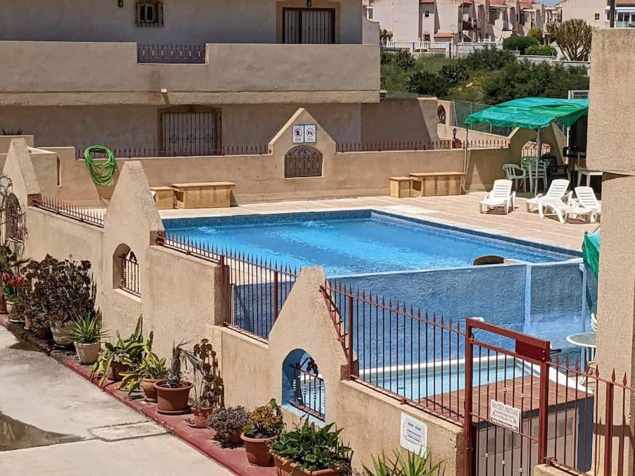 La Zenia 3 Bedroom House, Distant Sea View, Shared Heated Pool in Winter, Sleeps 8 - B&B Orihuela