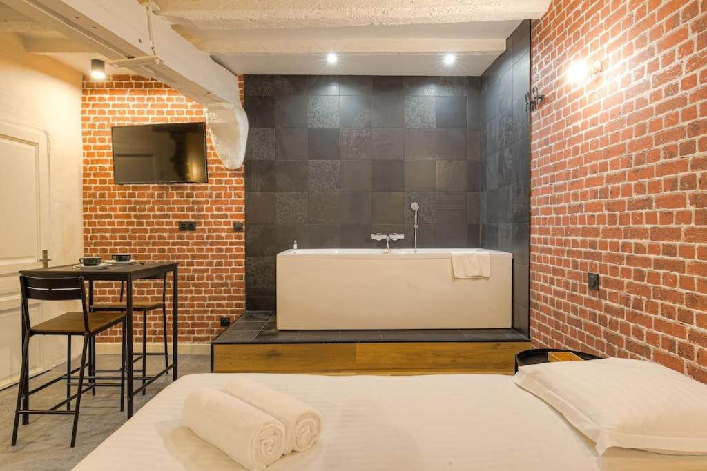 B&B Lyon - Industrial-style studio with bathtub, Vieux-Lyon - Bed and Breakfast Lyon