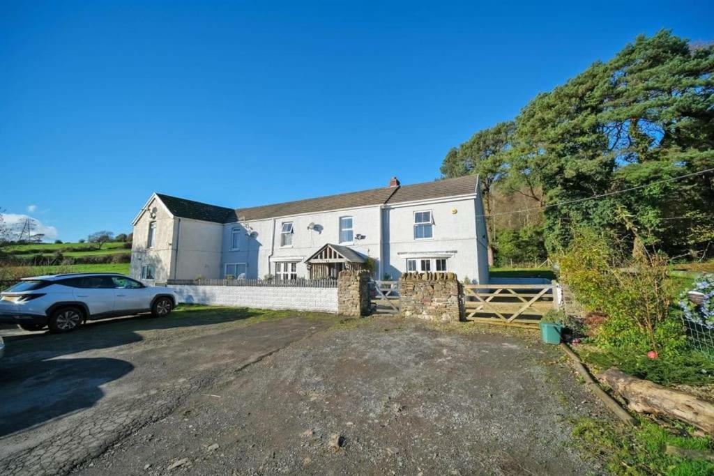 B&B Swansea - -- Huge -- 5-bedroom home & Private Gym by Tailored Accommodation - Bed and Breakfast Swansea