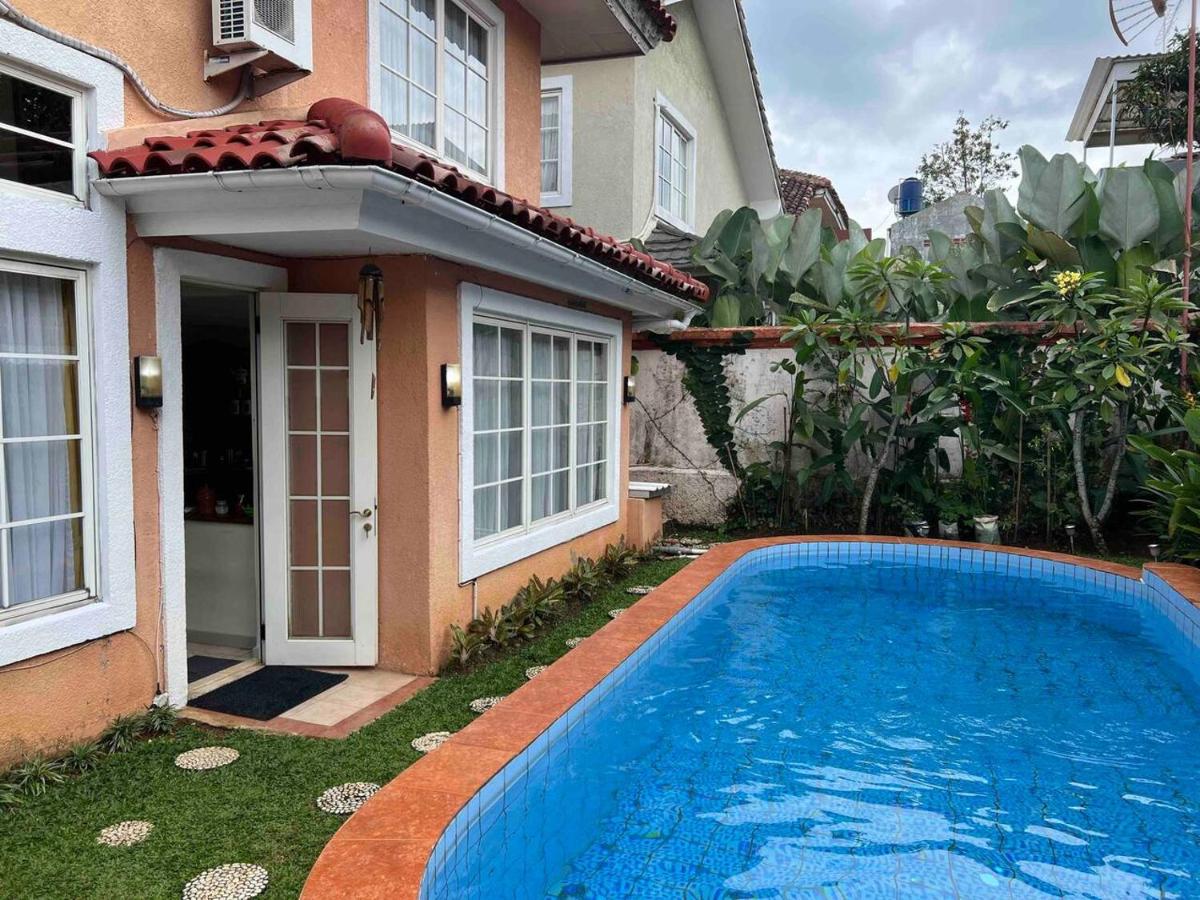 Private Villa with Swimming Pool - Bed and Breakfast Babakanmadang