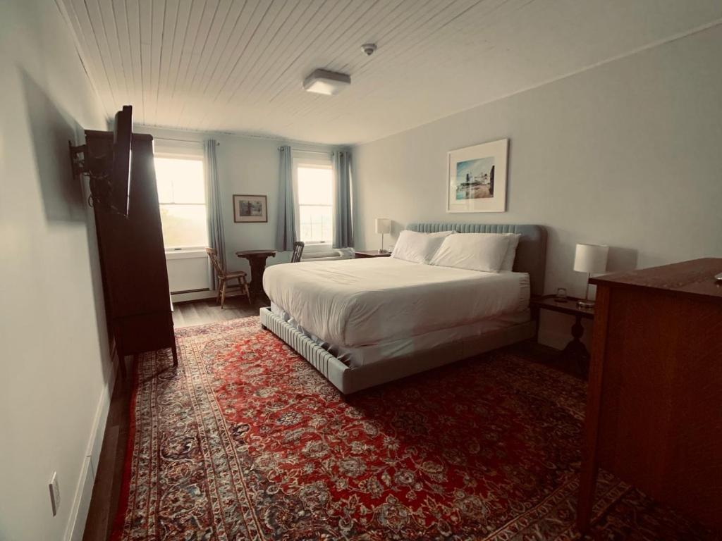 Historic Inn Deluxe King Room Niagara-on-the-Lake