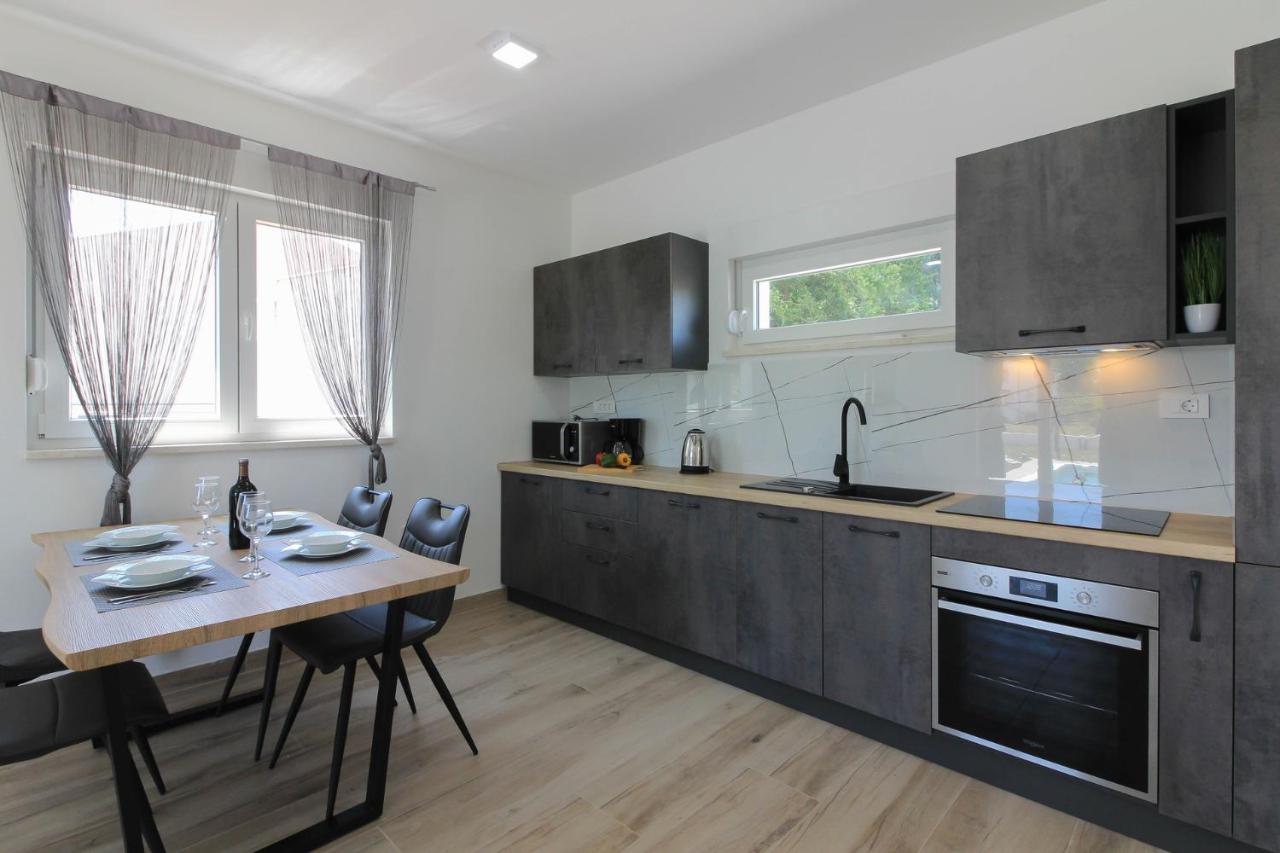 New modern villa Relax with private pool near the town and beach by WiiBuk - B&B Šišan