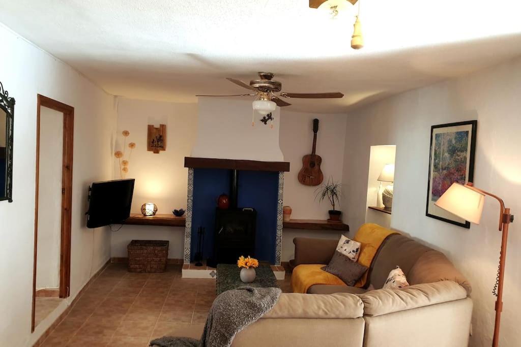 Casa Arriba Village House in Zarra - Bed and Breakfast Zarra