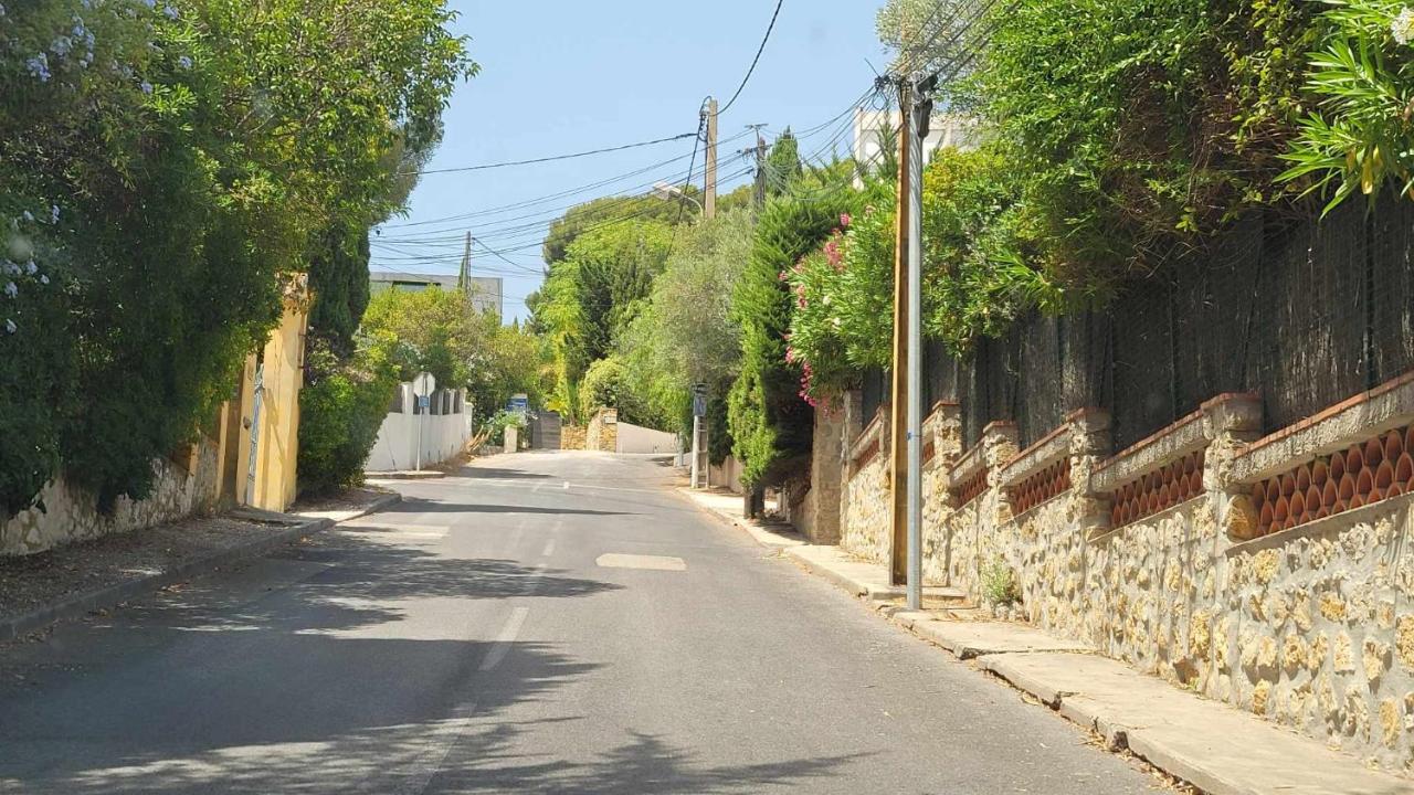 Grand T2 vue mer calme climatisé 500 m village et plage parking gratuit - B&B Sanary-sur-Mer